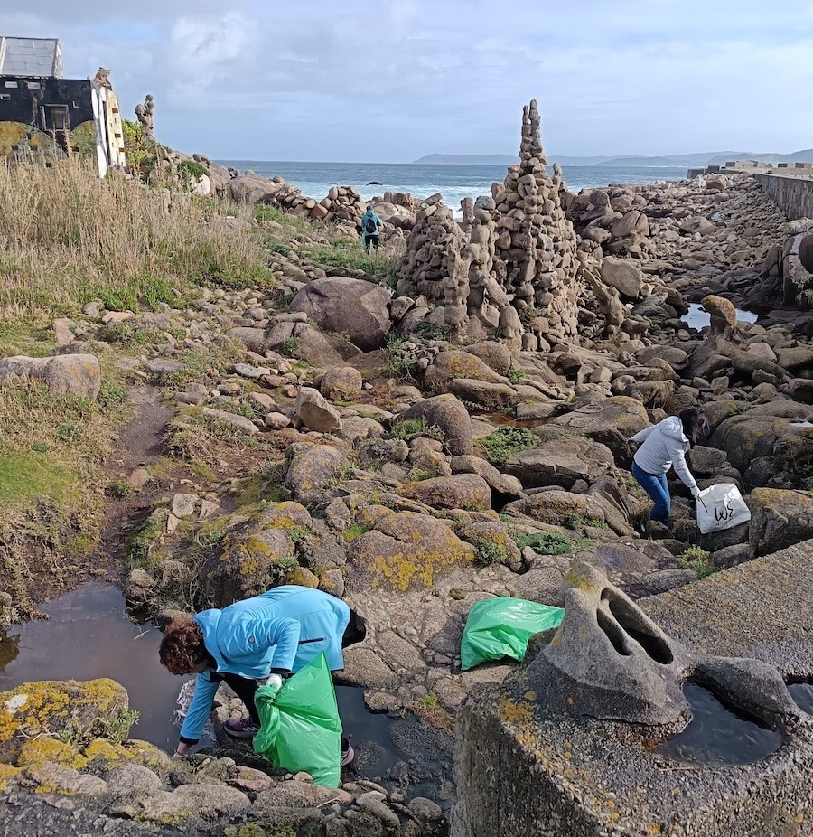 Mulleres da Pergolina e Mar de Fabula limpando o Xardin da Casa de Man de Camelle 2