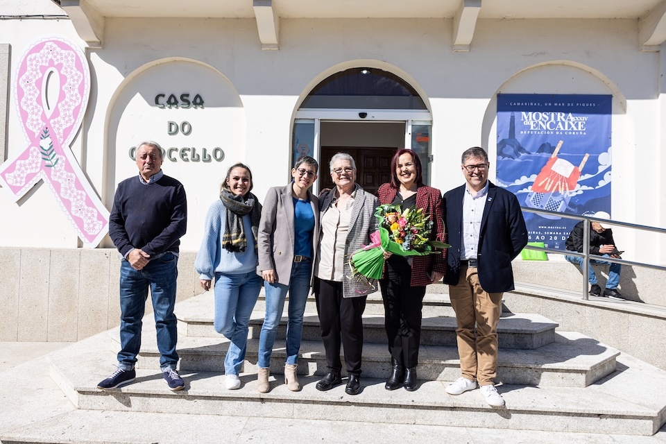 Silvia Lijo coa corporacion de Camarinas