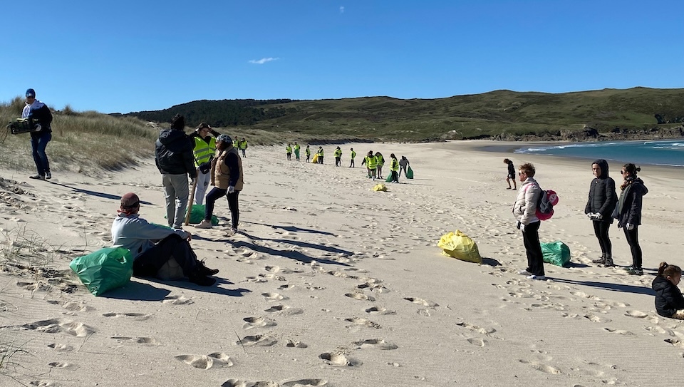 Limpeza praia Mar do Rostro con Mar de Fabula