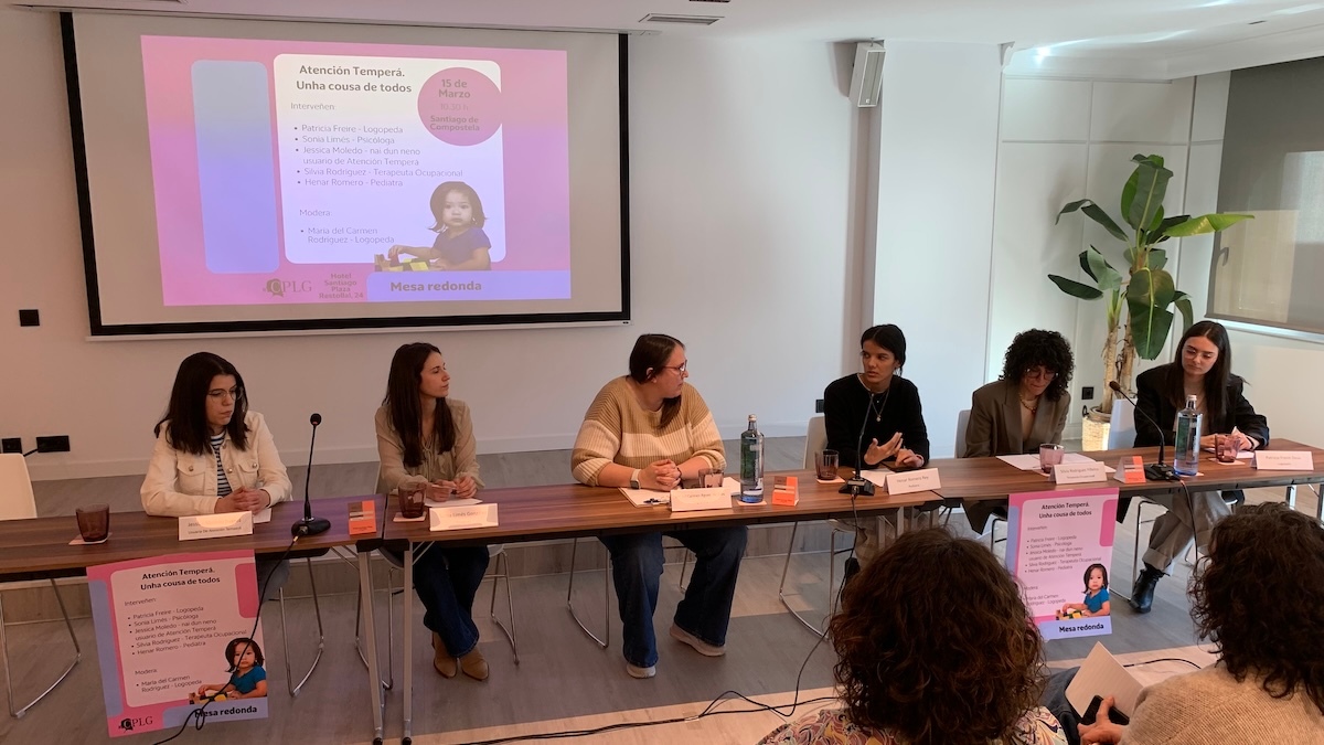 Jessica Moledo á esquerda e Silvia Rod segunda pola dereita na mesa do Dia da Logopedia