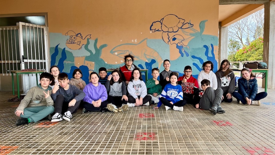 Rachele Cavallo coas crianzas do CEIP Gandara Sofan