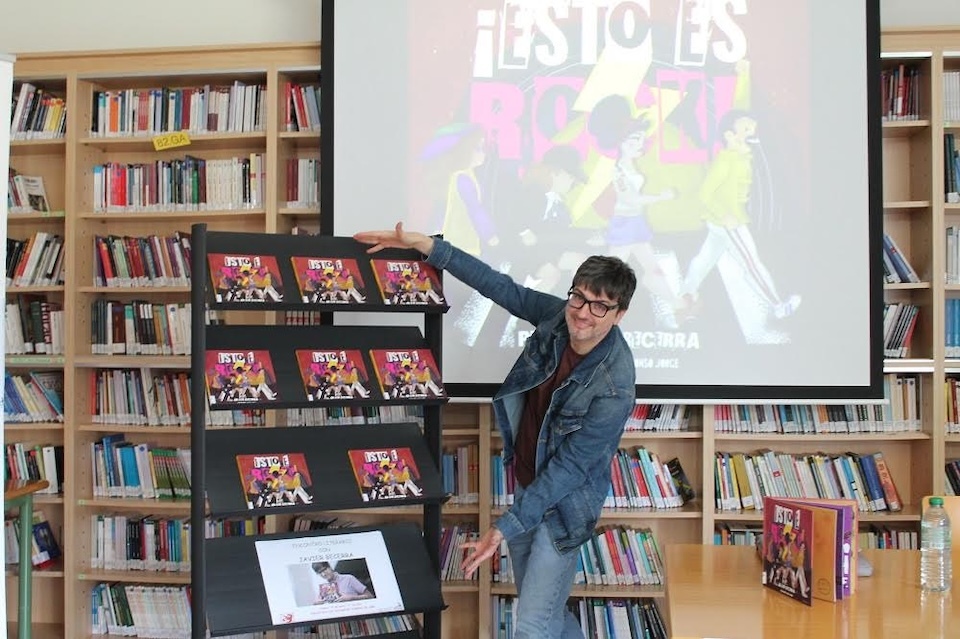 Javier Becerra no IES de Baio co libro Isto e Rock.JPG