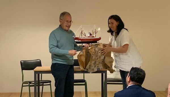 Angel Carracedo coa directora do CEIP Laxe Ana Porteiro