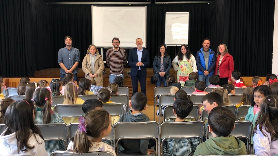 Debuxando a Labarta Pose polo Dia do Libro en Zas