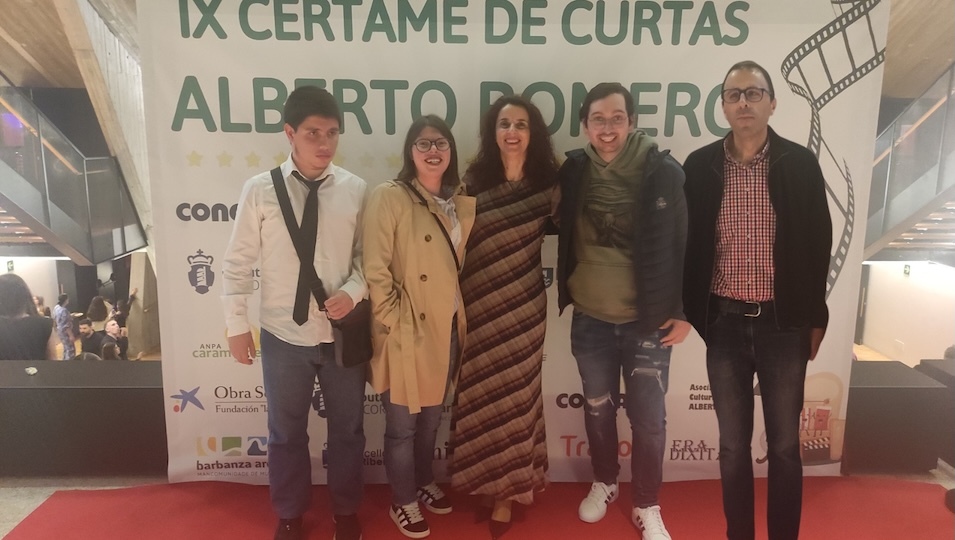 Alumnos do IES de Baio con Fina e Oscar en Ribeira