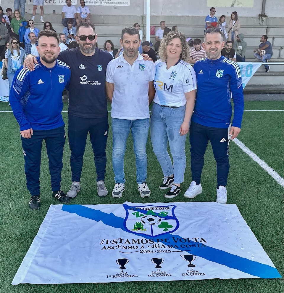 Directiva e adestradores do Sporting Zas celebrando o ascenso en Muros