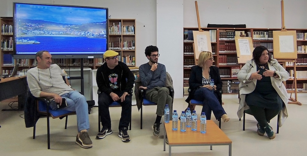 Semana Cultural, Mesa Redona e Coloquio, 50 anos IES Agra de Raíces. De esquerda a dereita Hipólito Santabaya, Pepe Formoso, Mateo Pérez, Rocío Leira e Sónia López (todos exalumnos do Agra)