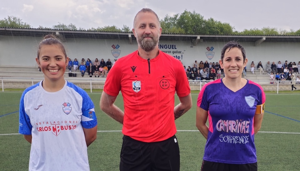 Eva Carril e Paula Mouzo co arbitro David Cancela no Ponteceso-Camarinas da Copa da Costa Fe