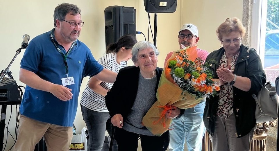 Mercedes de Currás recollendo unha ofrenda floral en Merexo