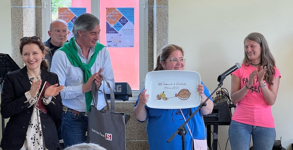 Margarita Blanco Suárez coa bandexa do certame de empanadas de Merexo