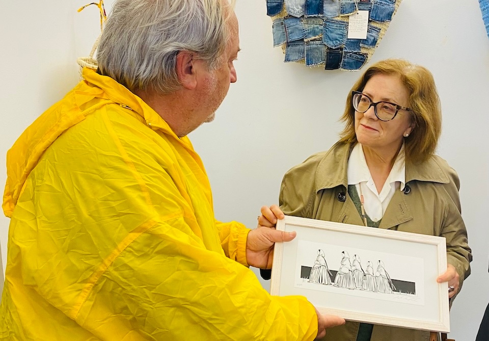Olga Castro recibindo un detalle balear