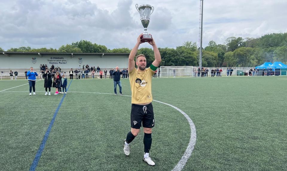 Mario do San Ramon de Veteranos coa Copa da Costa