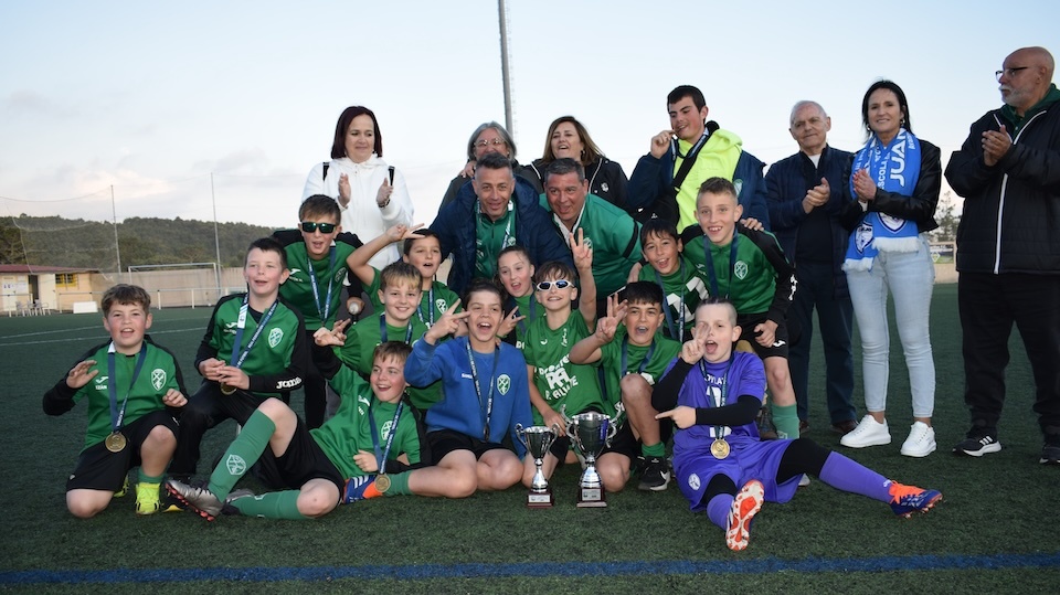 Alevins do Xallas B campions de Liga e de Copa da Costa