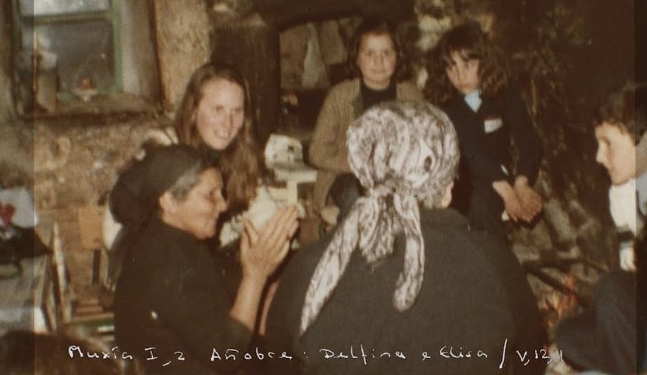 Dorothe Schubarth (de fronte á esquerda) con Delfina Trillo (de perfil) e Elisa Sánchez (de costas) na súa visita a Muxía
