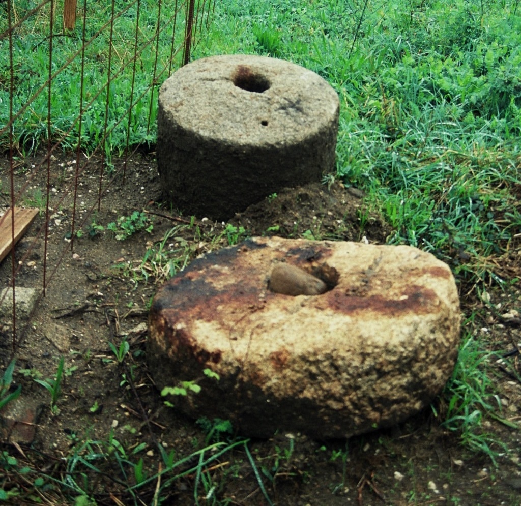 Lousas de muinos destrozadas en Corcubion