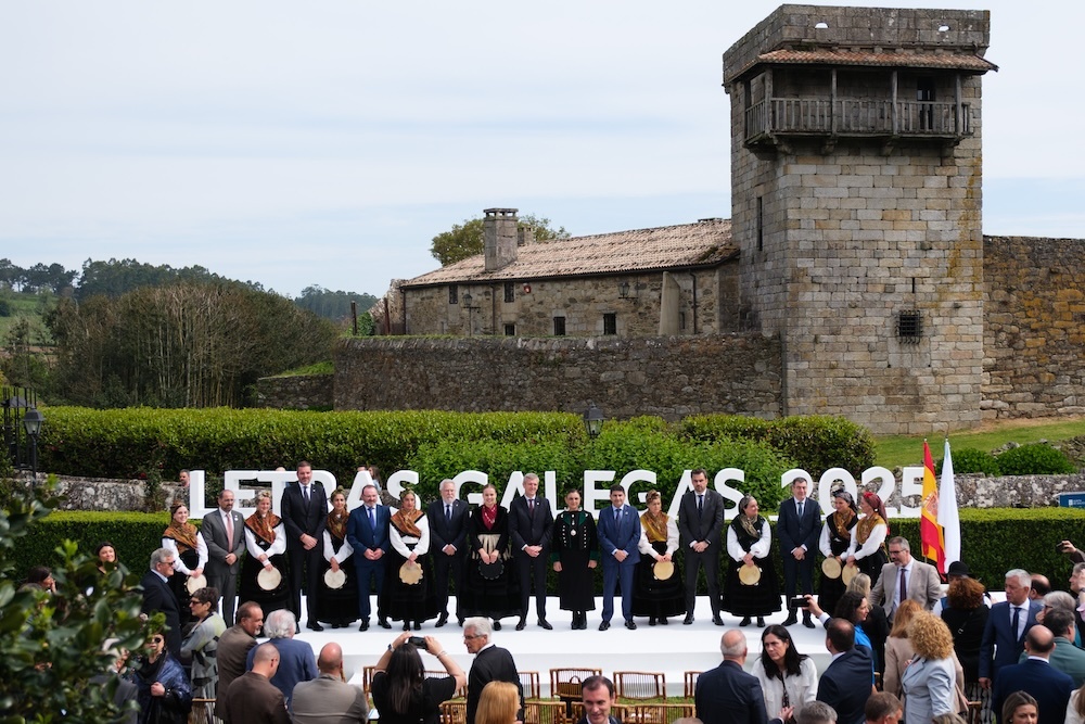 O presidente da Xunta, Alfonso Rueda, acompañado doutros membros do Goberno galego, presidirá o acto conmemorativo do Día das Letras Galegas 2025, dedicado ás cantareiras. Castelo Torres de Mens (Malpica de Bergantiños), 17/05/25.