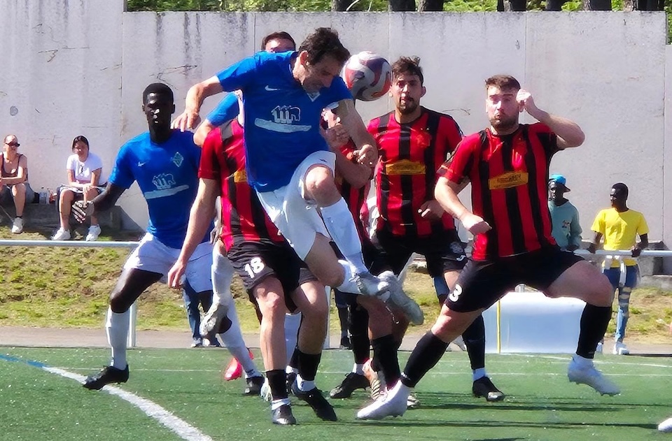Morino remata un corner-Foto-Jose Campana