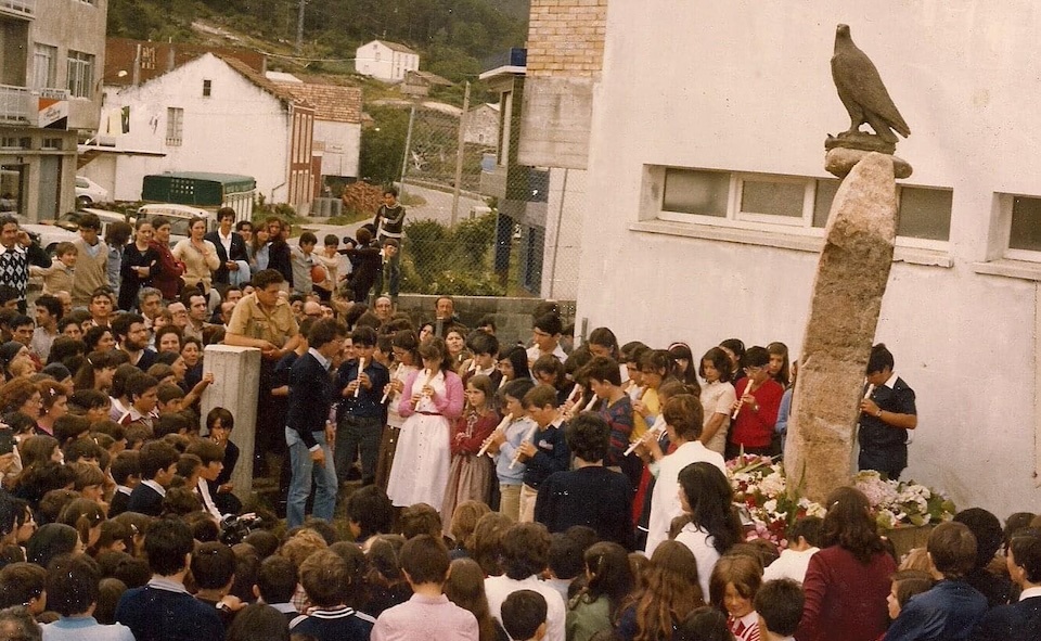 Foto da inauguracion do CEIP O Pindo en 1975