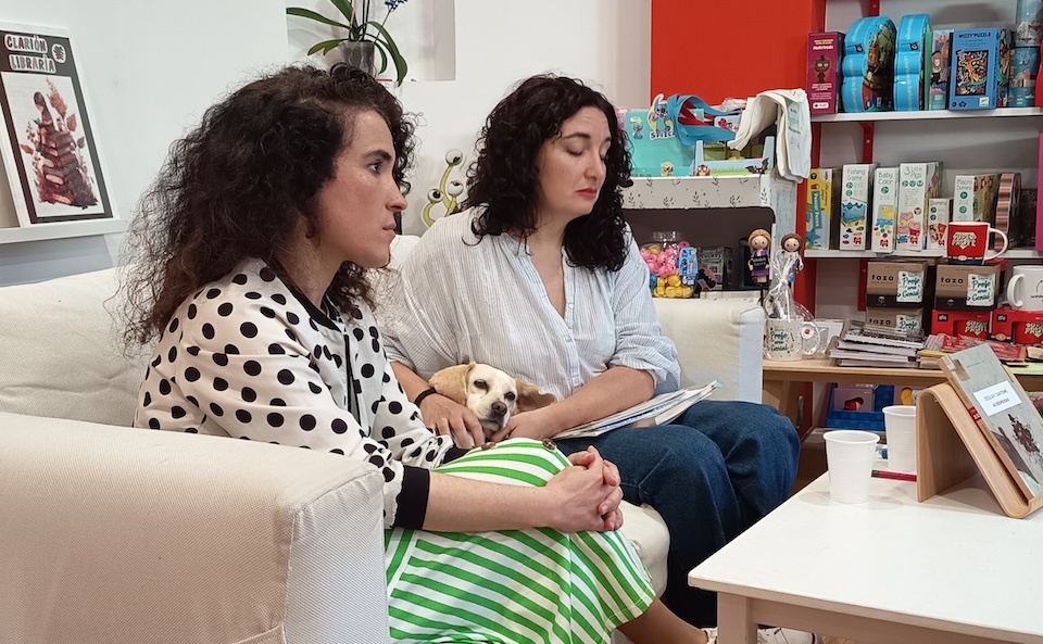 Cecilia F. Santomé e Ana varela na Libraria Clarion