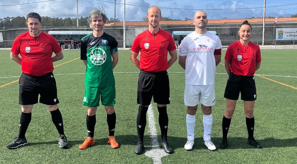 Promocion a Liga da Costa entre Oza e Cerqueda co trio arbitral