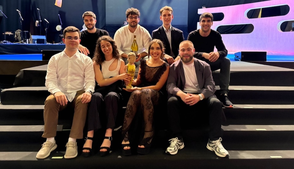 Paracetfolk recollendo o Premio de Artistas Emerxentes nos Premios Martin Codax 2025