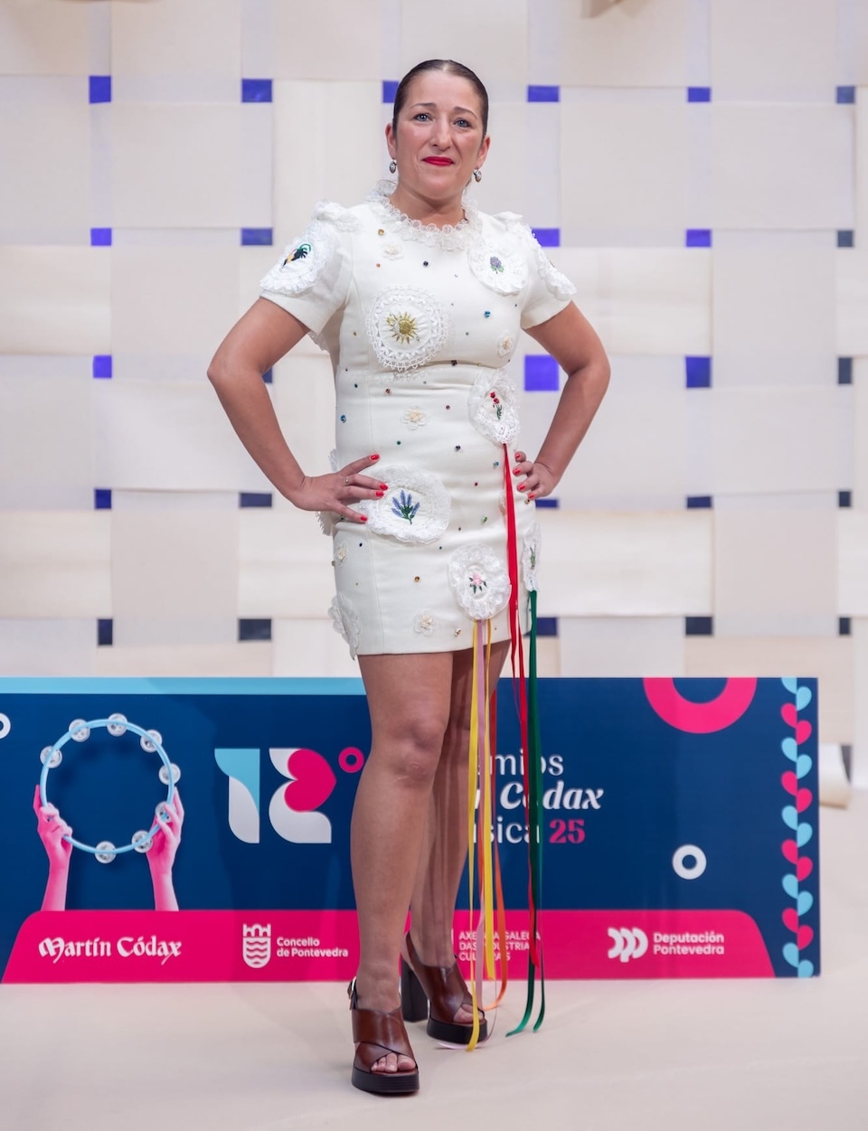 A regueifeira Lupe Blanco na Gala dos Premios Martin Codax con vestido de envaixe
