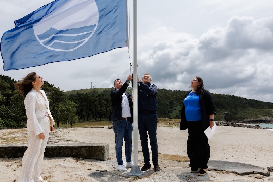 O presidente da Xunta, Alfonso Rueda, acompañado pola conselleira de Medio Ambiente e Cambio Climático, Ángeles Vázquez, participa no acto de entrega das Bandeiras Azuis 2025. Na (Praia de Balarés - Ponteceso), 04/06/25.