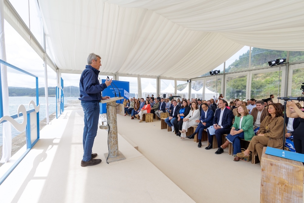 O presidente da Xunta, Alfonso Rueda, acompañado pola conselleira de Medio Ambiente e Cambio Climático, Ángeles Vázquez, participa no acto de entrega das Bandeiras Azuis 2025. Na (Praia de Balarés - Ponteceso), 04/06/25.