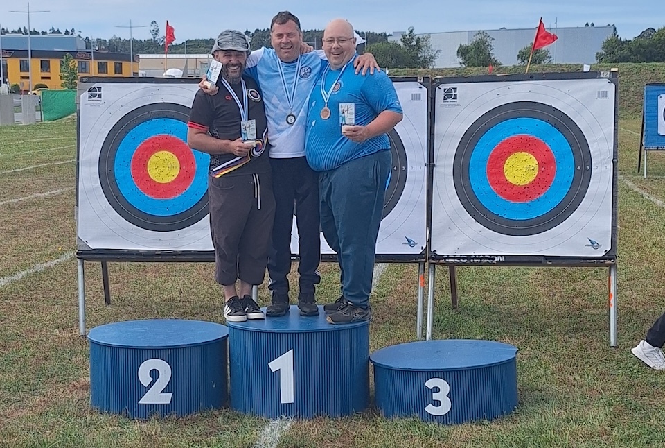 Santi Soneira no podio do Campionato Galego en Naron de Tiro con Arco