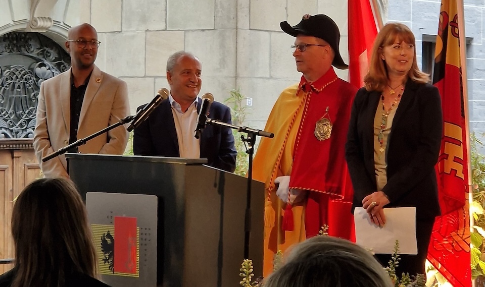 Alfonso Gomrez Cruz investindose alcalde de Xenebra 2025