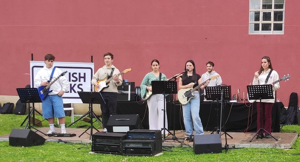O alumnado do EnglishRocks amosou a súa arte musiqueira 2