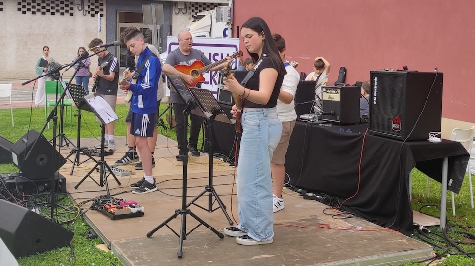 O alumnado do EnglishRocks amosou a súa arte musiqueira con Martin Cousillas