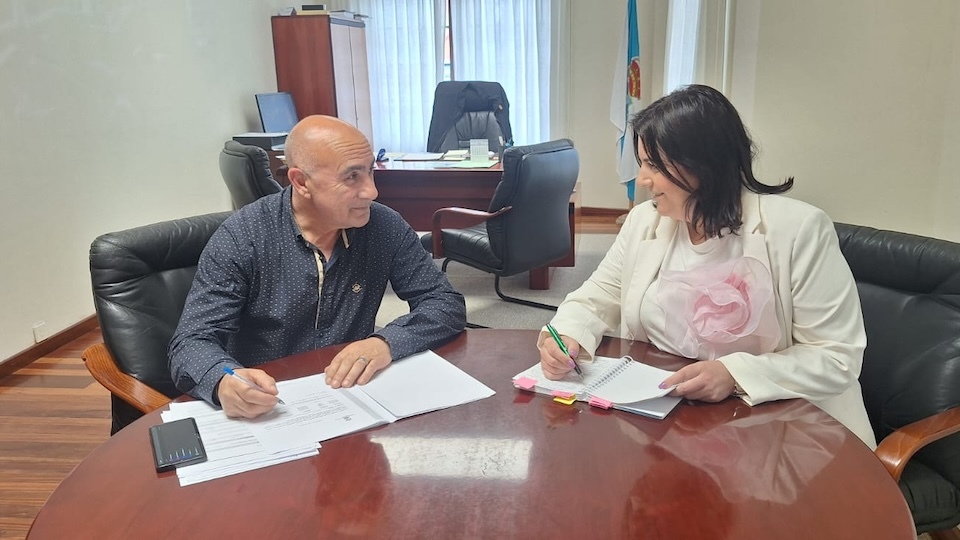 O alcalde de Muxia Javier Sar coa teniente alcade Sandra Vilela