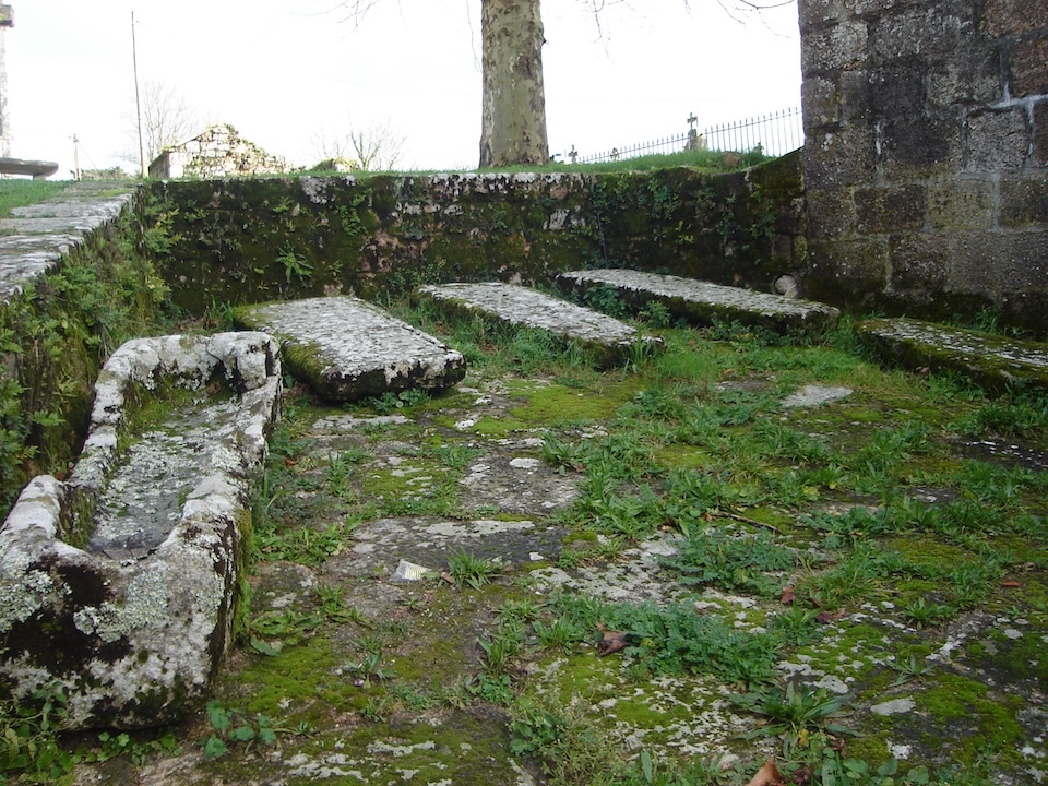 Tumbas no cemiterio de Moraime