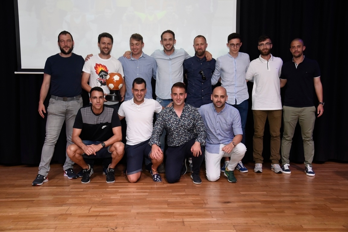 Oscar Santos recibindo un balon da Oleria de Buno ao Arbitro do Ano 2017-2018