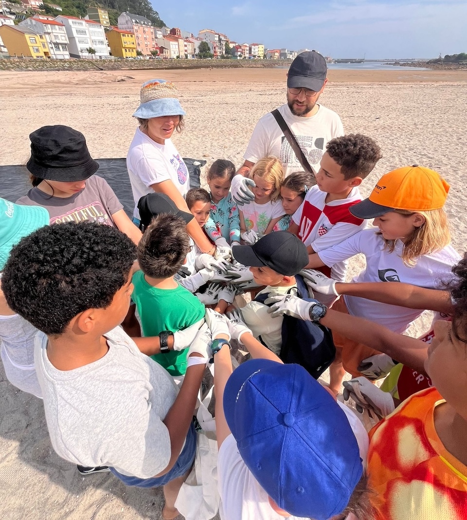 Escola de veran de Serrantes na praia de Camelle