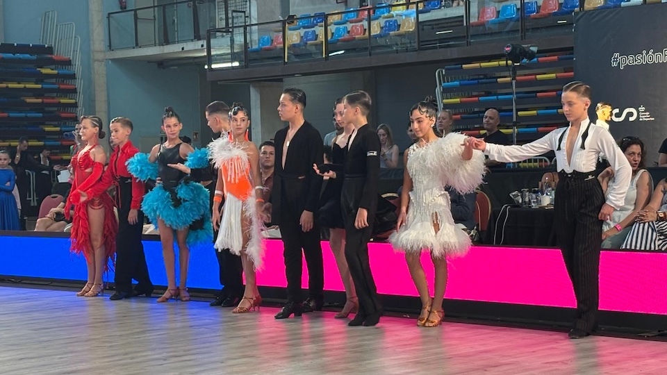 Raul e Serena de Arte e Movemento bronce de Espana de Junir 1. a dereita