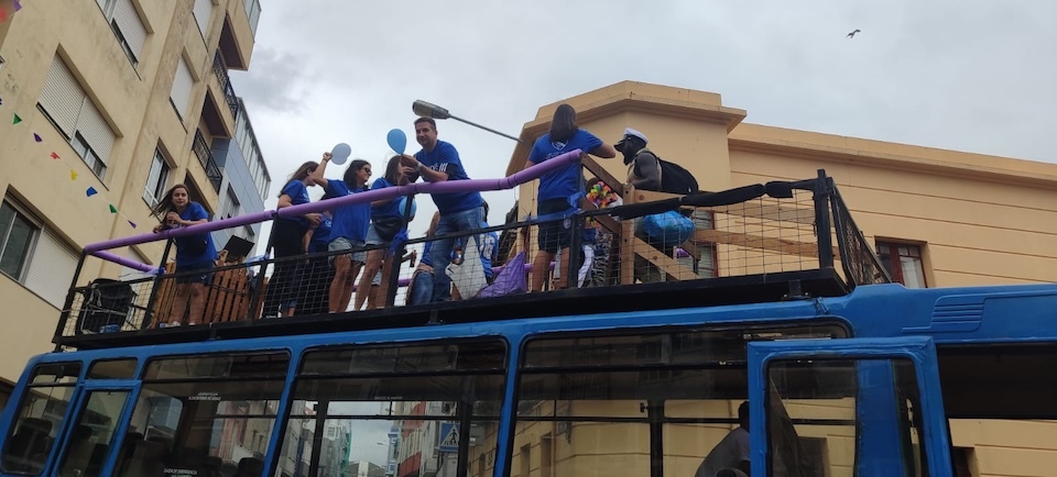 A Conselleira co Patron Maior Roberto Vidal na Festa do Percebe do Roncudo en bus