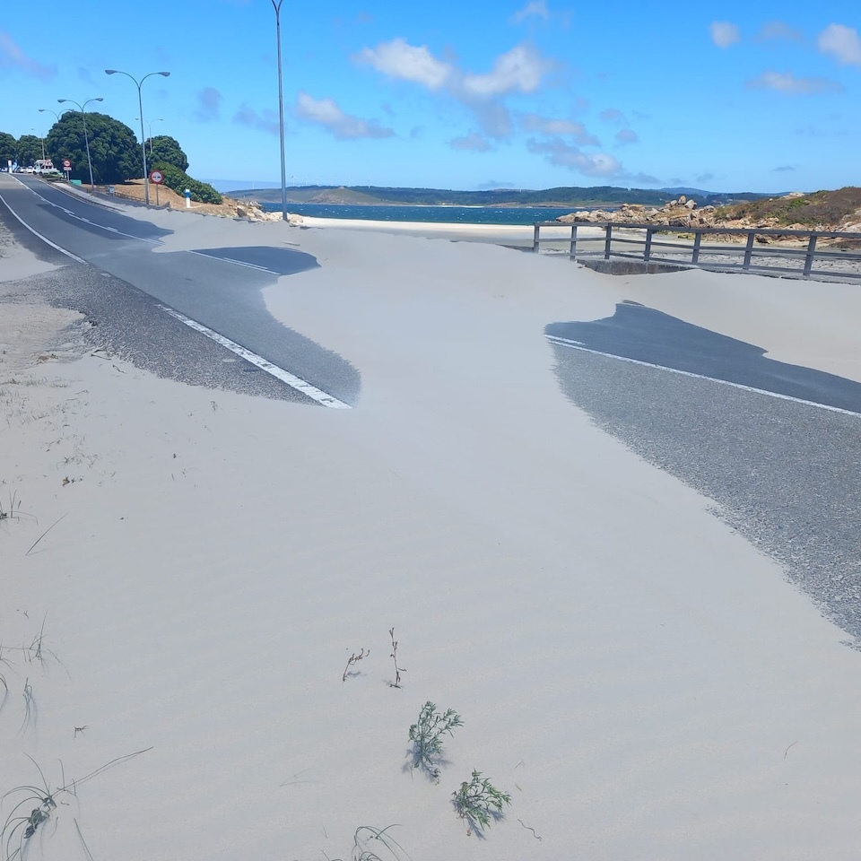 area na estrada na praia da Cruz Muxia