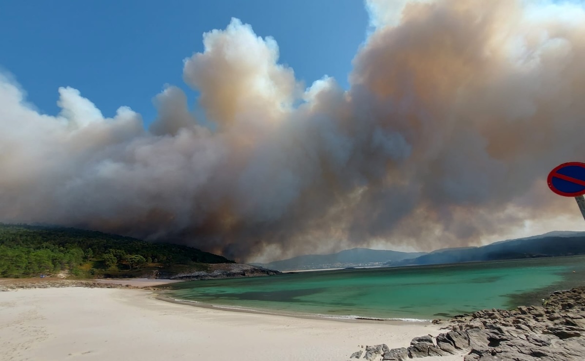 Incendio do Couto-Balares dende a praia