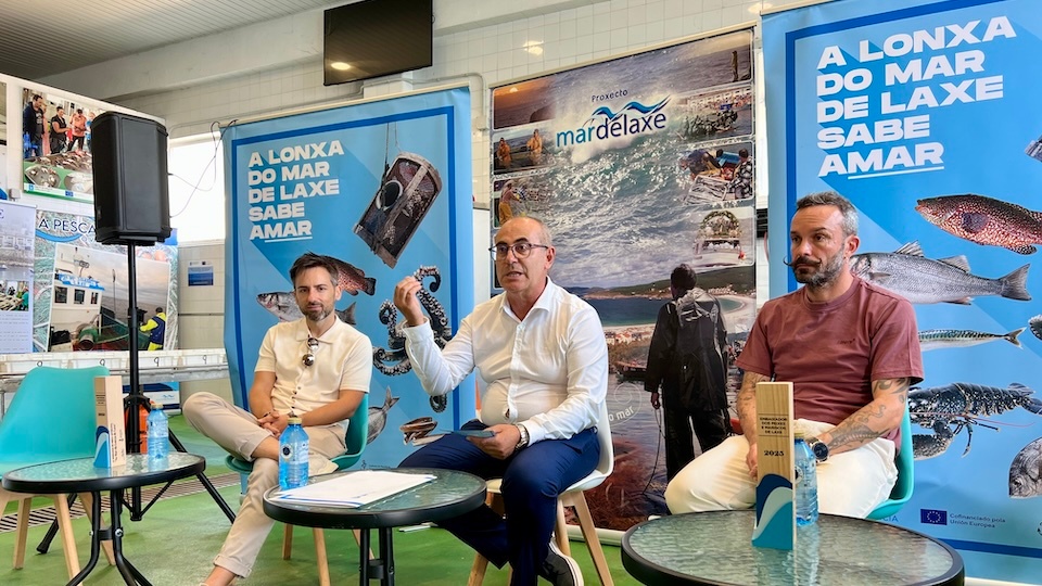 Iván Domínguez e Miguel Antonio da Confraria de Laxe cos embaixadores