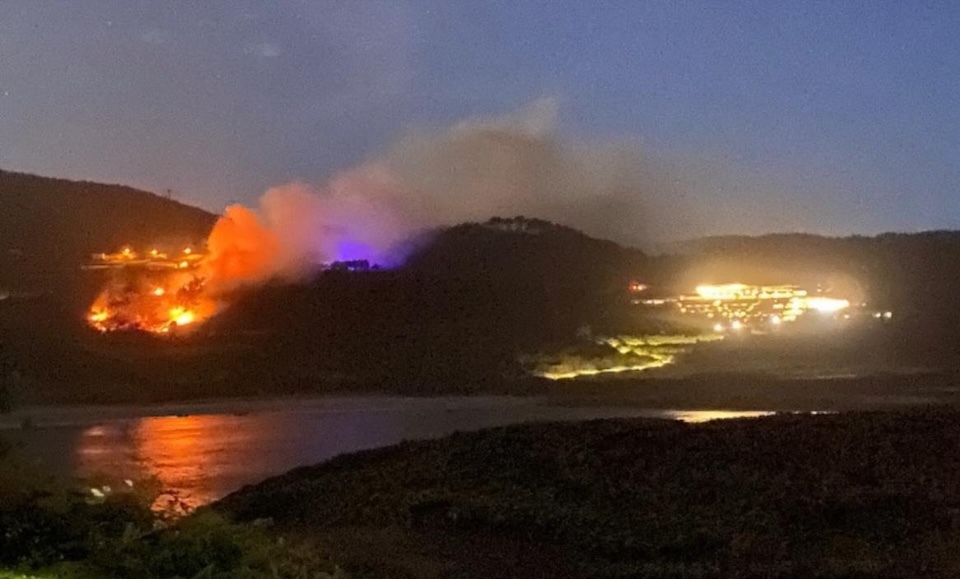 Incendio en Lourido co Parador ao lado
