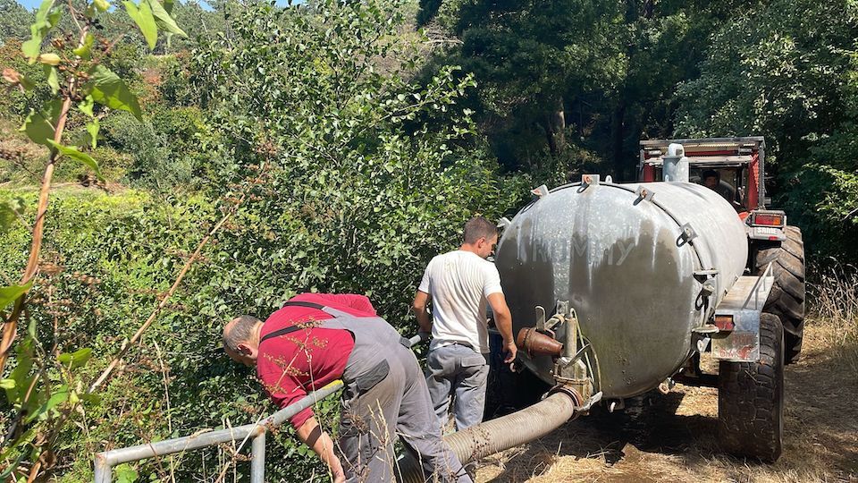 os vecinos de Muxia coas cisternas