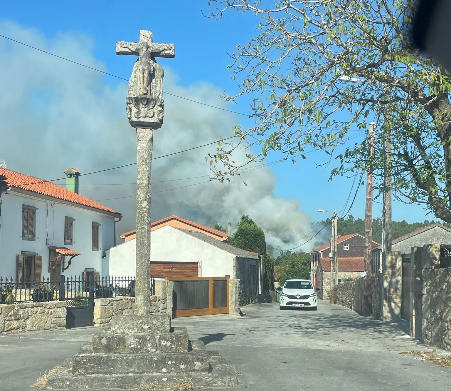 o fume sobre as casas de Quintans