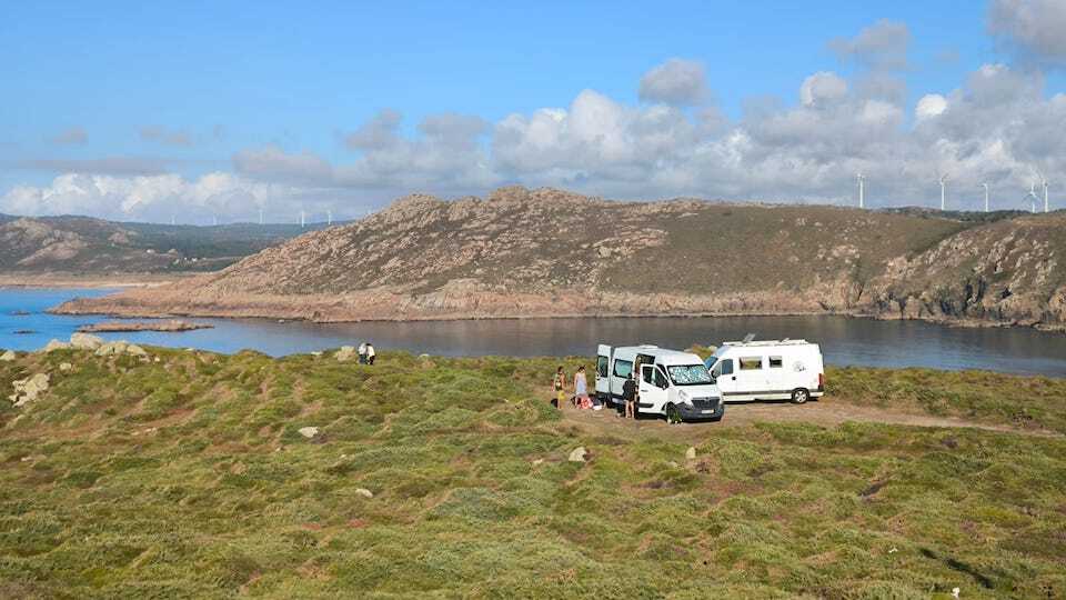 Autocaravanas paradas no pleno Cabo Vilan