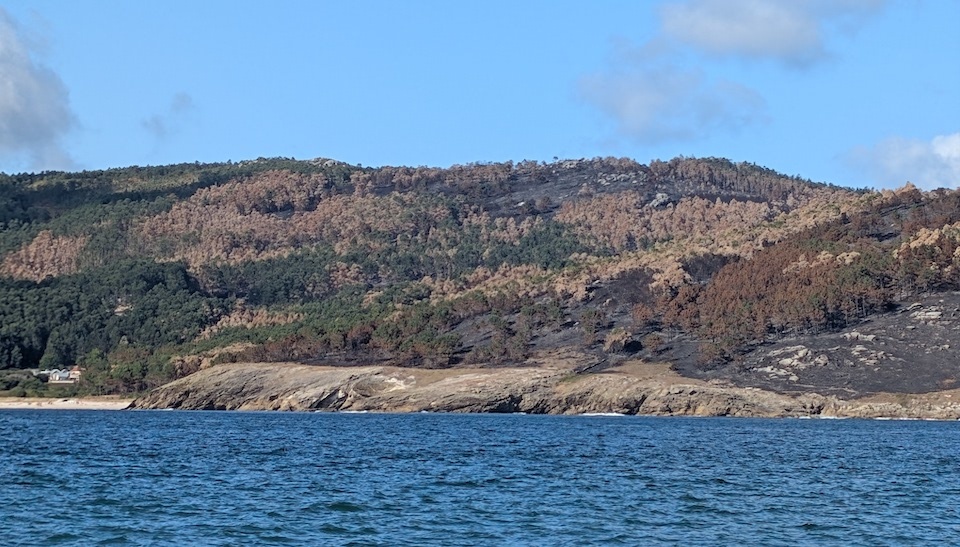 O Monte Branco queimado e o Hotel Balares dende Area das Vacas