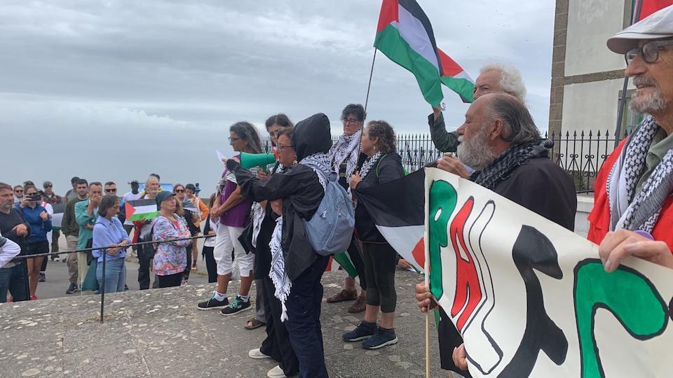 Viki Rivadulla lendo o manifesto por Palestina