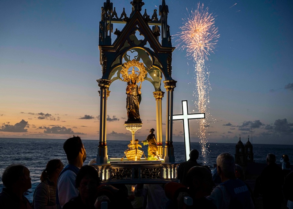 Procesion das Antorchas da Romaria da Virxe da Barca de Muxia cos fogos