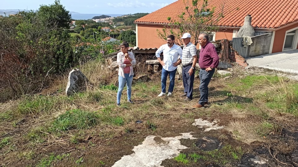 Roberto Rodríguez e Paula Mouzo nunha das zonas afectadas polo incendio preto dunha vivenda