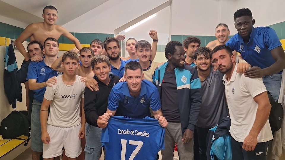 Camarinas FC tras vencer en Santiago